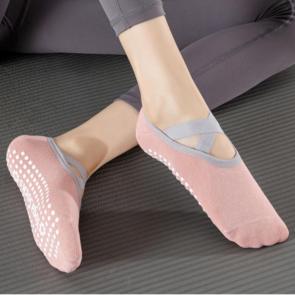 Non-Slip Yoga Socks - Pink, Purple, Black or Blue - Picture 2 of 8